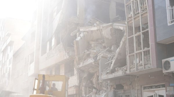 短线配资炒股 伊朗发动新一轮导弹袭击 以色列一科学研究院遭袭起火